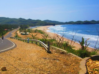 Cantiknya Pantai Soge Pacitan Yang Terlihat Dari Jalan Raya